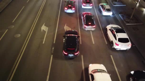 Avondverkeer in de stad tijdens de spits. Stadsverkeersopstopping op het kruispunt. — Stockvideo