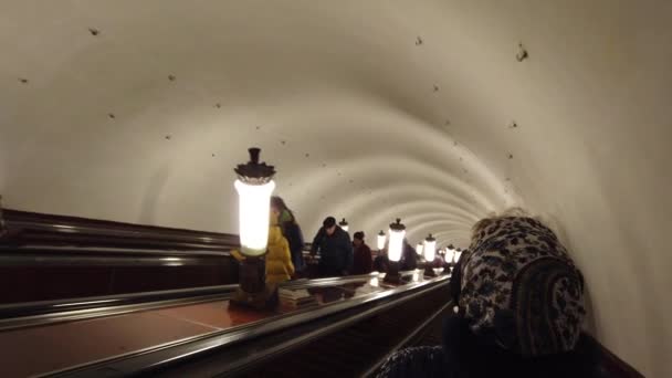 MOSCOW, RÚSSIA - 12 DE DEZEMBRO DE 2019: Pessoas andando pela escada rolante no metrô de Moscou — Vídeo de Stock