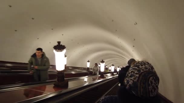 Moskau, Russland - 12. Dezember 2019: Menschen laufen die Rolltreppe in der Moskauer U-Bahn hinunter — Stockvideo