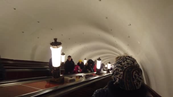 Moskau, Russland - 12. Dezember 2019: Menschen laufen die Rolltreppe in der Moskauer U-Bahn hinunter — Stockvideo