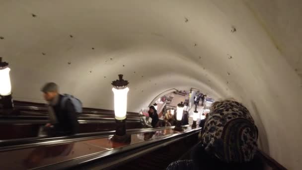 Moskou, Rusland - 12 december 2019: Mensen die de roltrap aflopen in de metro in Moskou — Stockvideo