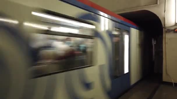 Z tunelu se vlak metra přesouvá na stanici. Moskevské metro. — Stock video