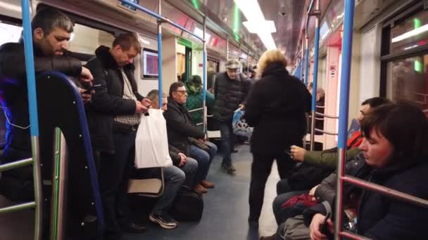 モスクワ ロシア 12月2019 地下鉄の車の中で人々 モスクワ地下鉄 乗客はさまざまな活動の場所に座っています — ストック動画
