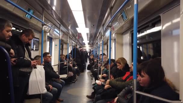 MOSCÚ, RUSIA - 12 DE DICIEMBRE DE 2019: Personas en el vagón del metro. Metro de Moscú. Los pasajeros se sientan en lugares con diferentes actividades . — Vídeo de stock