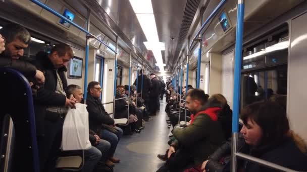 มอสโก รัสเซีย 12 ธันวาคม ค.ศ. 2019: คนในรถไฟใต้ดิน รถไฟใต้ดินมอสโคว์ ผู้โดยสารนั่งในสถานที่ที่มีกิจกรรมที่แตกต่างกัน . — วีดีโอสต็อก