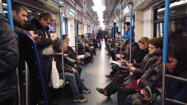 MOSCOU, RUSSIE - 12 DÉCEMBRE 2019 : Les gens dans la voiture du métro. Le métro de Moscou. Les passagers sont assis dans des endroits avec différentes activités . — Video