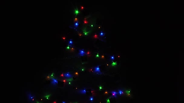 一个密切的领导的线路灯装饰 节日灯笼在简易圣诞树上闪烁着光芒 — 图库视频影像