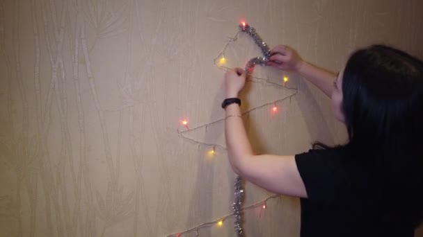 Christmas Garland Hands Young Woman Creating Improved Christmas Tree — Stock Video