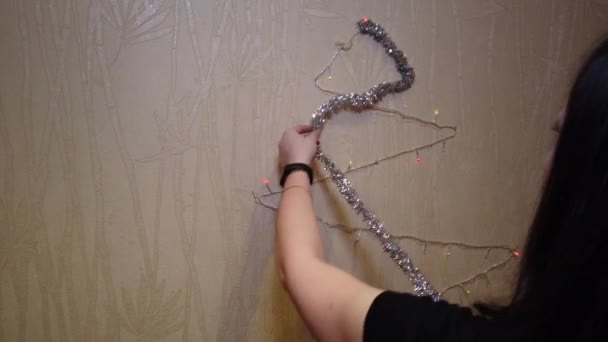 Christmas Garland Hands Young Woman Creating Improved Christmas Tree — Stock Video