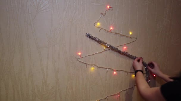 Guirnalda Navidad Manos Una Joven Mujer Creando Árbol Navidad Mejorado — Vídeos de Stock