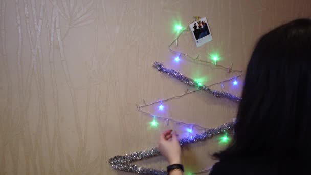 Ghirlanda Natale Nelle Mani Una Giovane Donna Che Crea Albero — Video Stock