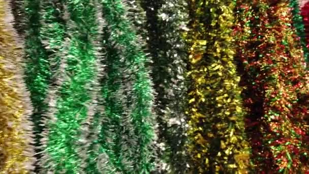 Multicolore tinsel de Noël brillant comme fond dans 4k. Fond de Noël .