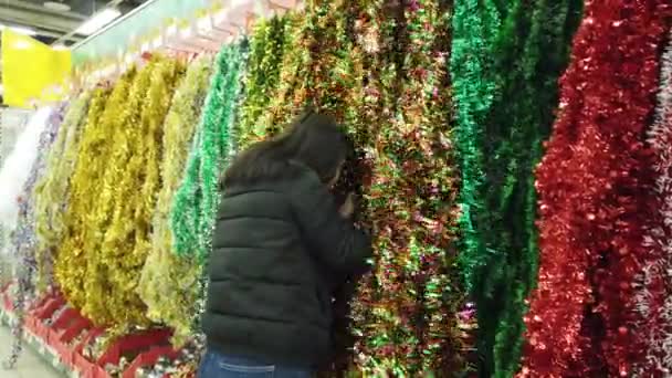 Ragazza Sceglie Decorazioni Albero Natale — Video Stock