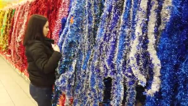 Chica Elige Decoraciones Para Árbol Navidad — Vídeo de stock