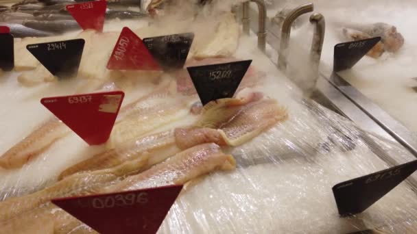 Φρέσκα Ψάρια Ψύχονται Στον Πάγκο Του Σούπερ Μάρκετ Νωπά Ωμά — Αρχείο Βίντεο