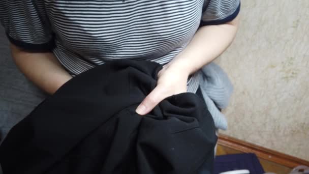 Girl Needle Manually Sews Clothes — 비디오