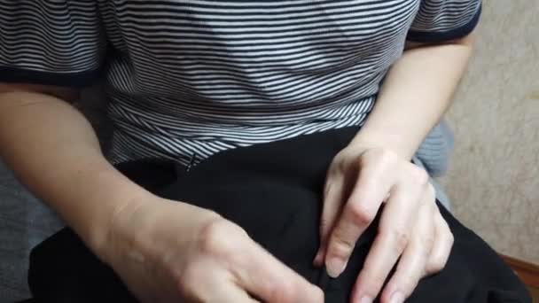 Girl Needle Manually Sews Clothes — 비디오