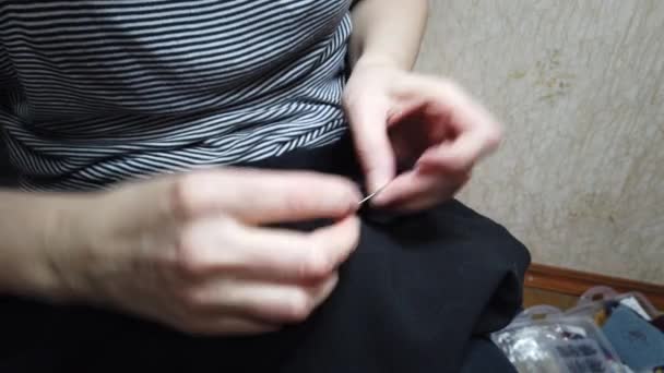 Girl Needle Manually Sews Clothes — 비디오