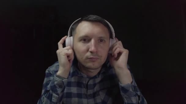 Ένας Άντρας Ακούει Μουσική Στο Σπίτι Ροζ Ακουστικά — Αρχείο Βίντεο