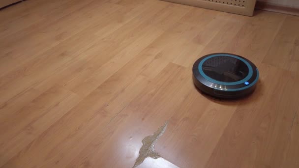 Robot Vacuum Cleaner Rolls House Cleaning House Using Electronics — Stock Video