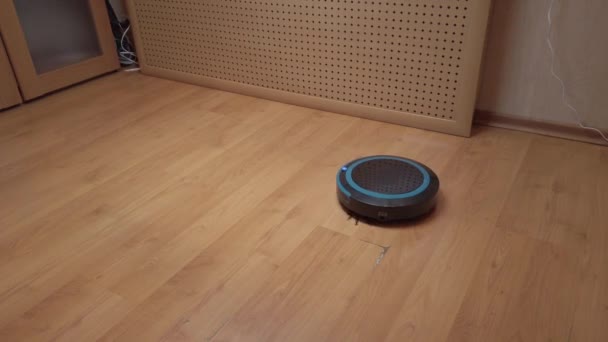 机器人的真空吸尘器在房子里打滚 用电子设备打扫房子 — 图库视频影像
