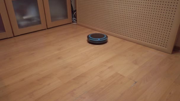 Robot Aspirapolvere Rotola Intorno Alla Casa Pulizia Della Casa Con — Video Stock