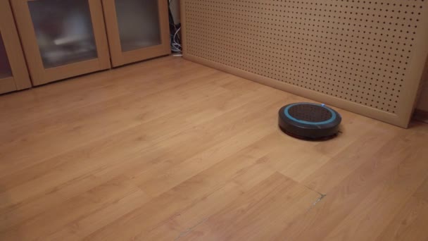 Robot Stofzuiger Rolt Rond Het Huis Het Reinigen Van Het — Stockvideo