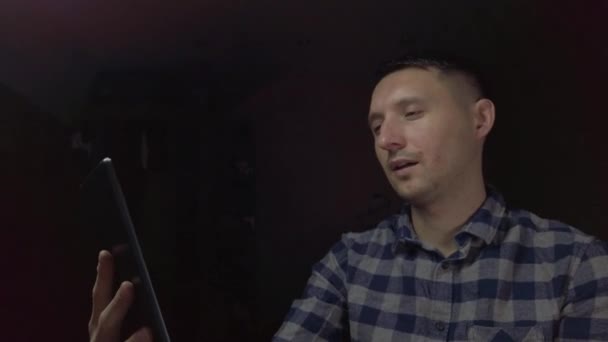 Blogueur Homme Assis Dans Salle Sombre Diffuse Ligne Sur Tablette — Video