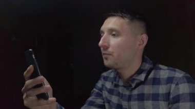 Genç adam blogcu telefonda, çevrimiçi yayın blogcusu