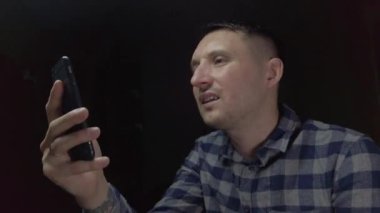 Genç adam blogcu telefonda, çevrimiçi yayın blogcusu