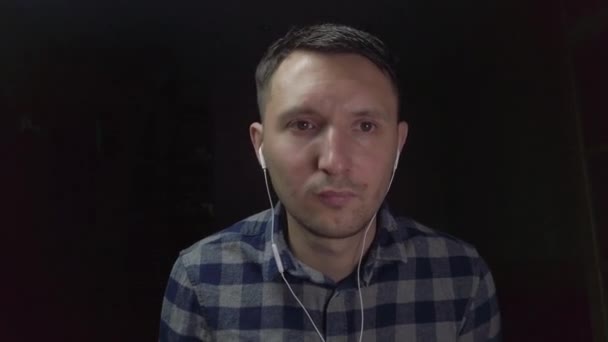 Молодий Чоловік Слухає Музику Його Темній Кімнаті — стокове відео