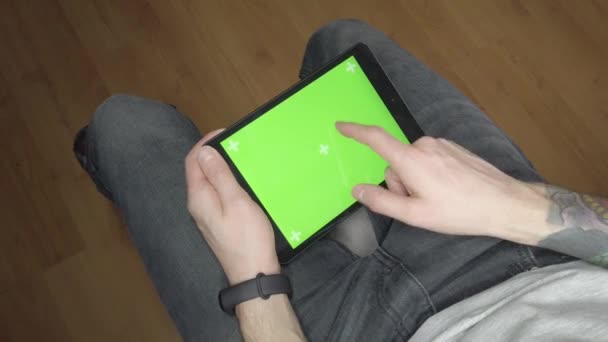 Hombre Usa Una Tableta Pantalla Verde Tableta — Vídeo de stock