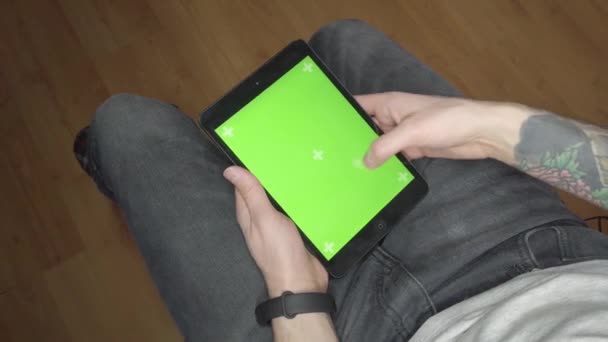 Uomo Usa Una Tavoletta Schermo Verde Sul Tablet — Video Stock