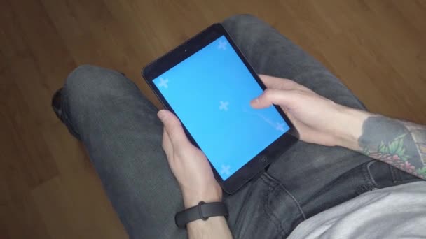 Homme Utilise Une Tablette Écran Bleu Sur Tablette — Video