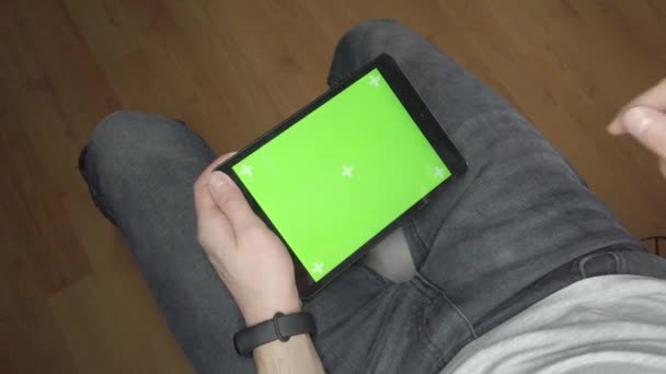 男人用平板电脑平板电脑上的绿色屏幕 — 图库视频影像