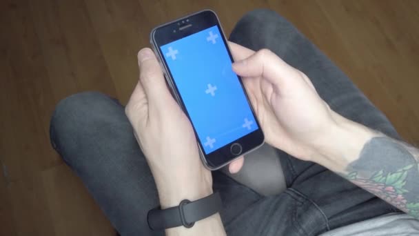 Homme Utilise Téléphone Portable Écran Bleu Sur Votre Téléphone — Video