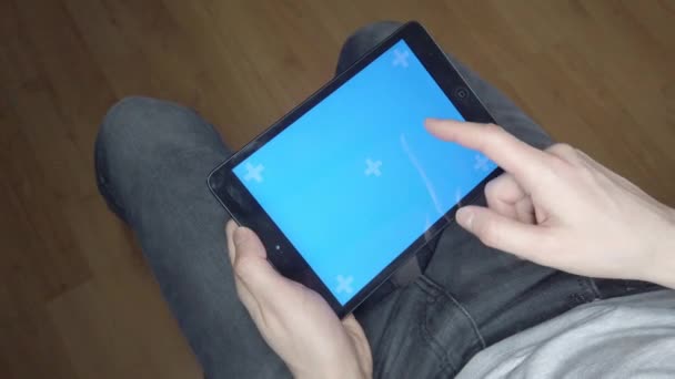 Een Man Gebruikt Een Tablet Blauw Scherm Tablet — Stockvideo