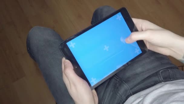 Een Man Gebruikt Een Tablet Blauw Scherm Tablet — Stockvideo