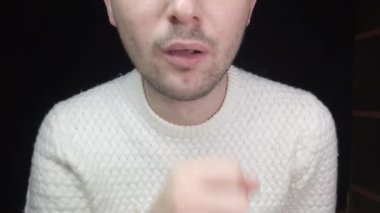 Koruyucu maskeli bir adam, virüse karşı tıbbi bir maske. Enfeksiyondan koruma