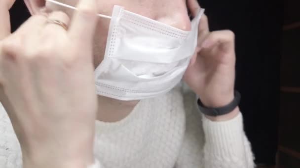 Mann Med Beskyttelsesmaske Medisinsk Maske Mot Viruset Beskyttelse Mot Infeksjon – stockvideo