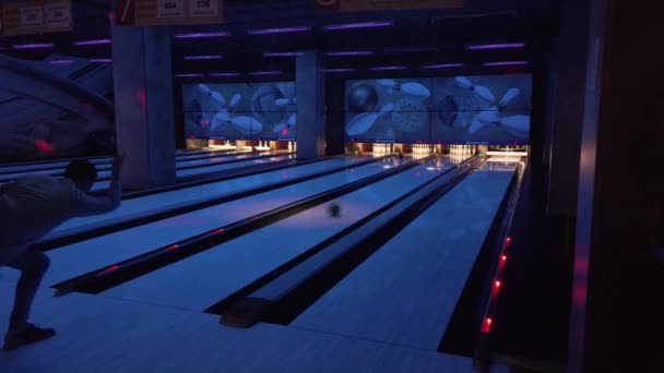 Januar Moskau Russland Man Spielt Bowling Wirft Bälle Auf Der — Stockvideo