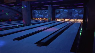24 Ocak, Moskova, Rusya - İnsanlar bowling oynar, top atar