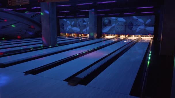 Január Moszkva Oroszország Emberek Bowlingoznak Labdákat Dobálnak Bowling Útján — Stock videók