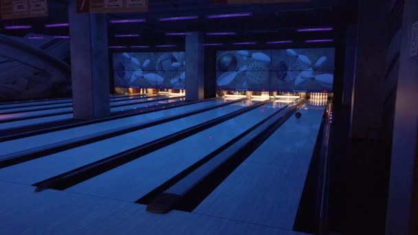 Januari Moskou Rusland Mensen Spelen Bowling Gooien Ballen Weg Van — Stockvideo