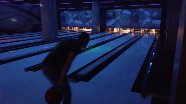 Január Moszkva Oroszország Emberek Bowlingoznak Labdákat Dobálnak Bowling Útján — Stock videók