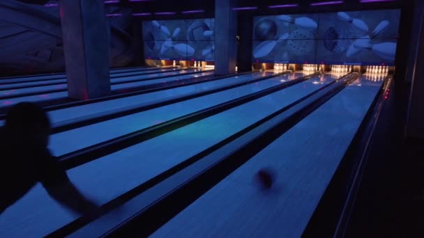 Leden Moskva Rusko Lidé Hrají Bowling Házejí Míčky Silnici Bowlingu — Stock video