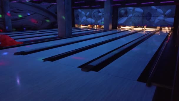 Enero Moscú Rusia Gente Juega Los Bolos Lanzar Bolas Camino — Vídeo de stock