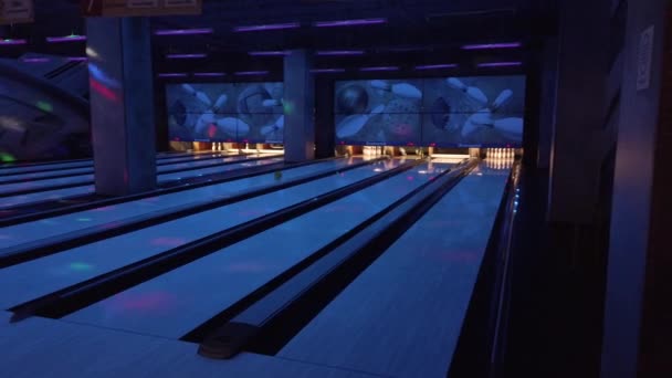 Januari Moskva Ryssland Folk Spelar Bowling Kasta Bollar Vägen Mot — Stockvideo