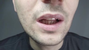 Erkeklerin ağızlarına yakın çekim, farklı yüz ifadeleri.