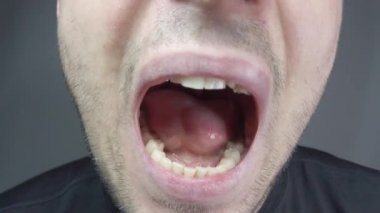 Erkeklerin ağızlarına yakın çekim, farklı yüz ifadeleri.